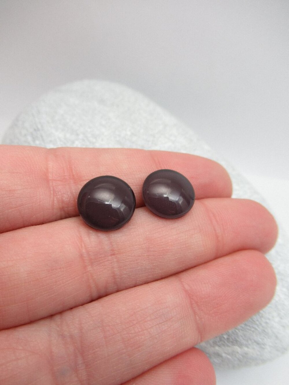 Cabochon post earrings